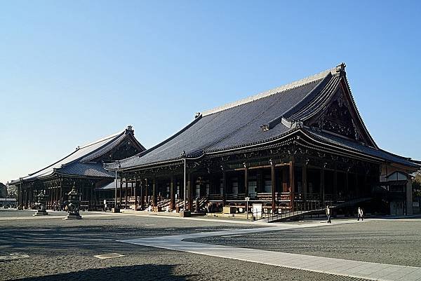 本願寺派本山「西本願寺」的御影堂（後）和阿彌陀堂（前）。.jpg