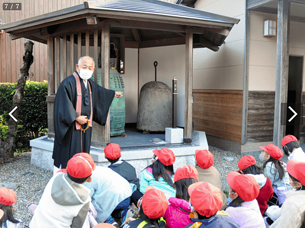 向小學生解說過往歷史的正久寺住職安田淳先生。.png