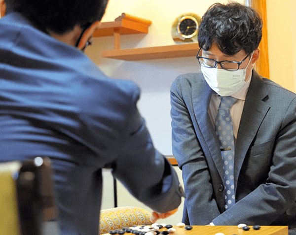 順利衛冕頭銜的井山四冠。.png