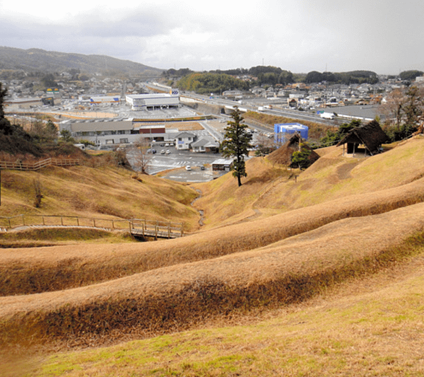 以擁有三重環濠而聞名的田和山遺跡。.png