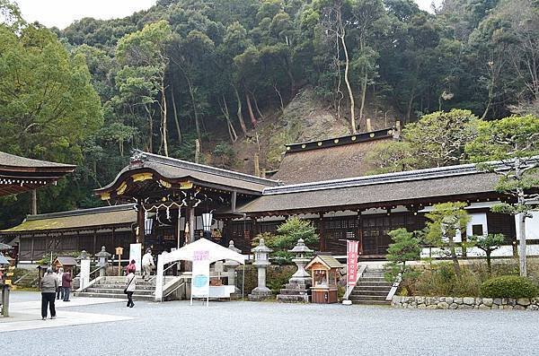 松尾大社本殿、中門及回廊。.JPG