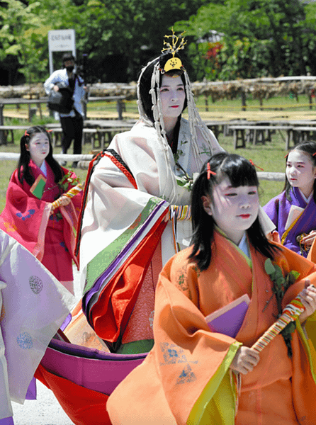 在上賀茂神社境内行進的「女人列」。.png