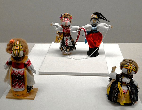 本次展覽展品之一--烏克蘭的人形布娃娃，具有祈求幸福與健康的效果。.png
