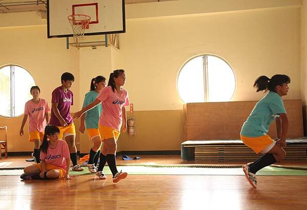 【志氣】拔河隊女孩們自願為春英蛙跳