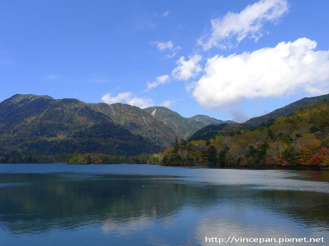 湯之湖 遠山倒影紅葉