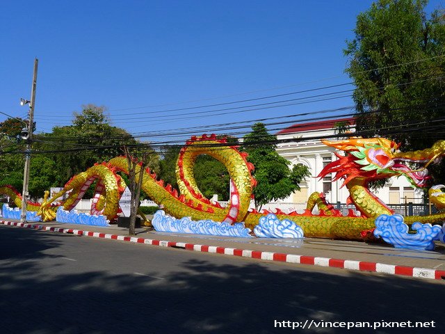 三王雕像前 龍花燈