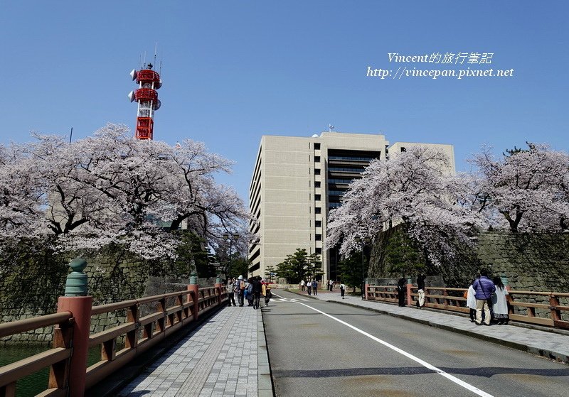 「御本城橋」正門