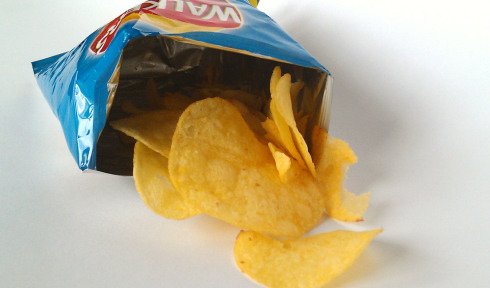 Packet_of_Walkers_Salt_%26;_Vinegar_crisps.jpg