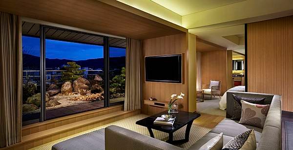 Garden Terrace Suite_Livingroom.jpg