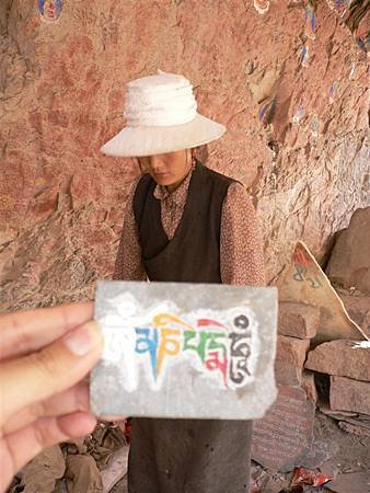 藥王山轉經道上的賣雕刻品的小販-2, 2005:07:27 09:29:20