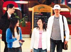 鄭少秋（右起）和老婆官晶華很疼女兒鄭詠恩.jpg