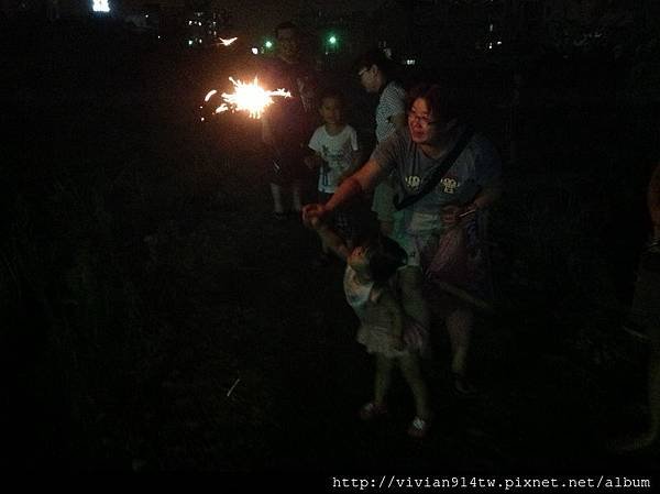 102.09.14 大哥社區烤肉+放煙火慶生 (38).JPG