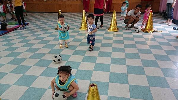 103.07.25Mina幼兒園生活 (12).JPG