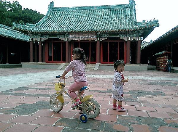 103.11.07延平郡王寺騎腳踏車 (1).jpg