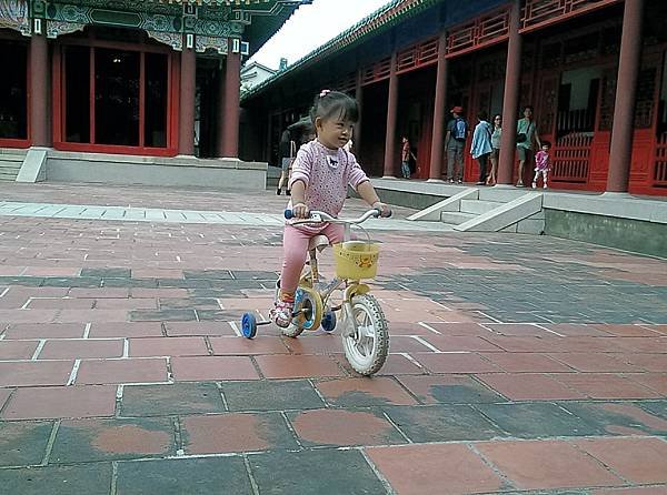 103.11.07延平郡王寺騎腳踏車 (8).jpg