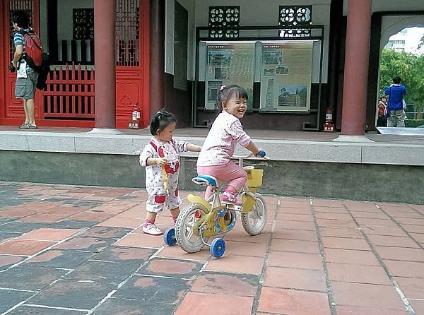 103.11.07延平郡王寺騎腳踏車 (16).jpg