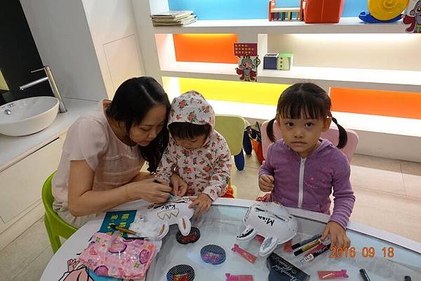 105.09.18彩妝工廠做兔子彩繪面具 (23)_調整大小.JPG