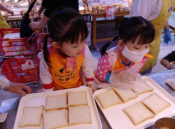 106.01.01家樂福體驗親子營養三明治+薑餅人 (48).jpg