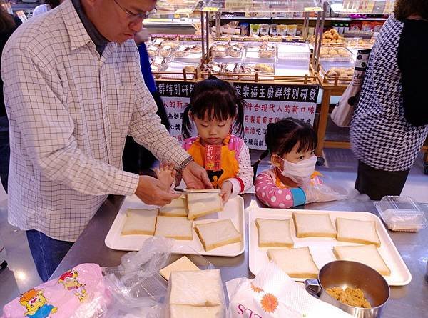 106.01.01家樂福體驗親子營養三明治+薑餅人 (51).jpg