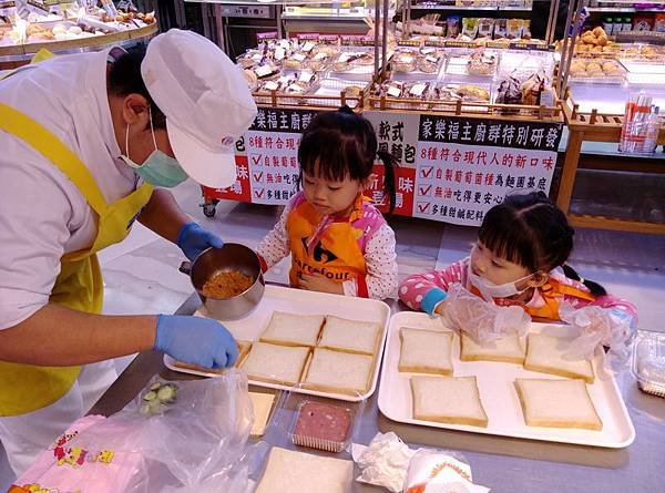 106.01.01家樂福體驗親子營養三明治+薑餅人 (54).jpg