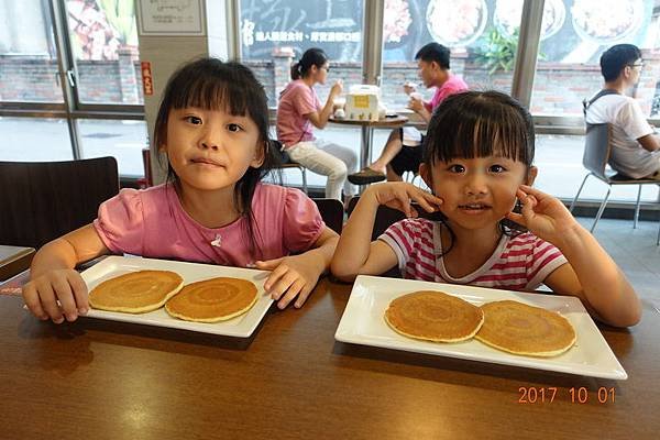 麥當勞鬆餅月餅 106.10.01. (6).JPG