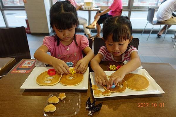 麥當勞鬆餅月餅 106.10.01. (9).JPG