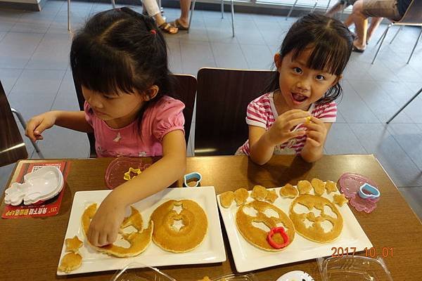 麥當勞鬆餅月餅 106.10.01. (13).JPG