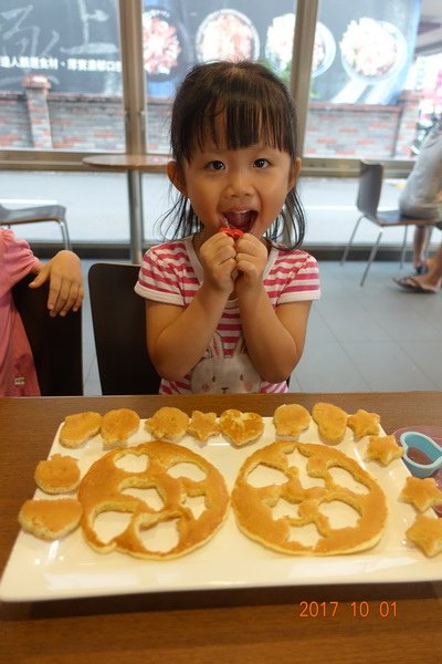 麥當勞鬆餅月餅 106.10.01. (14).JPG