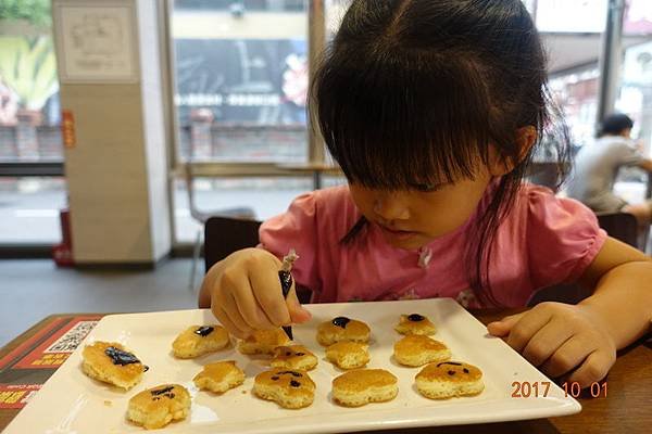 麥當勞鬆餅月餅 106.10.01. (17).JPG