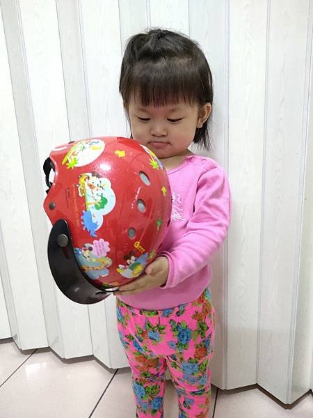 109.03.26三寶朵拉2y3m戴安全帽 (1).jpg