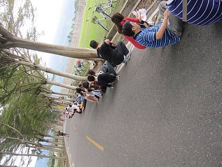 龍田騎單車～請大家坐在地上做預備動作.....