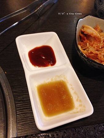 IMG_6133(松阪豬特製醬及香油).jpg