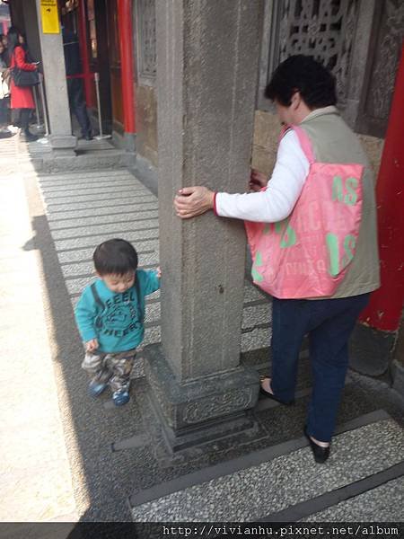 和外婆玩躲貓貓。