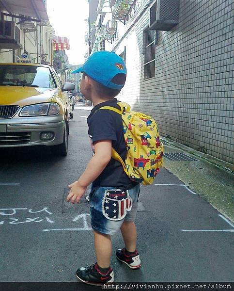 幼稚園巷口拍一張背影，兒子～你要堅強一點．． 