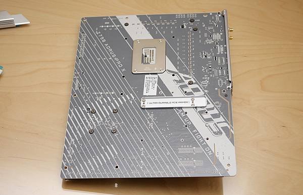 AORUS 首款白色 PCB Z790 AORUS PRO 