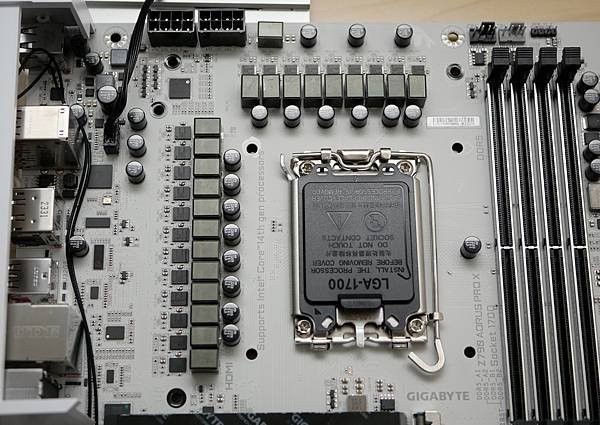 AORUS 首款白色 PCB Z790 AORUS PRO 