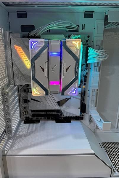 AORUS 首款白色 PCB Z790 AORUS PRO 