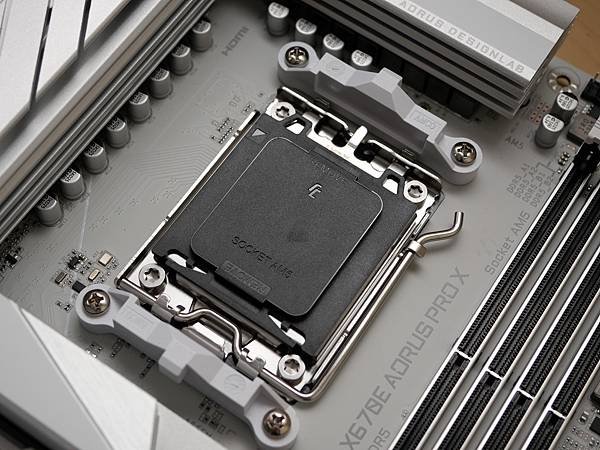 AMD AM5 銀白鷹神 X670E AORUS PRO X