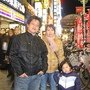 町07年秋遊日本-這對夫婦帶著小朋友去逛新宿歌舞伎.jpg