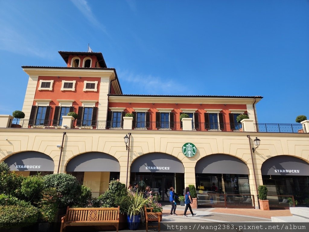 Starbucks Serravalle