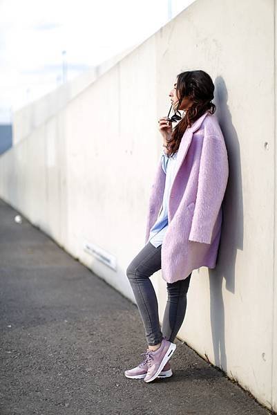 Mauve-Nike-Air-Thea-Streetestyle-Bershka-Oversize-Pink-Coat-Streetstyle-Sporty-Look-Air-Max-Outfit-Streetstyle-Berlin-Samieze-Spring-Frühlingslook-4.jpg