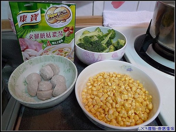 週六的午餐,妞媽總是慢慢準備食材,今天就來個火腿蘑菇玉米燴飯囉.jpg