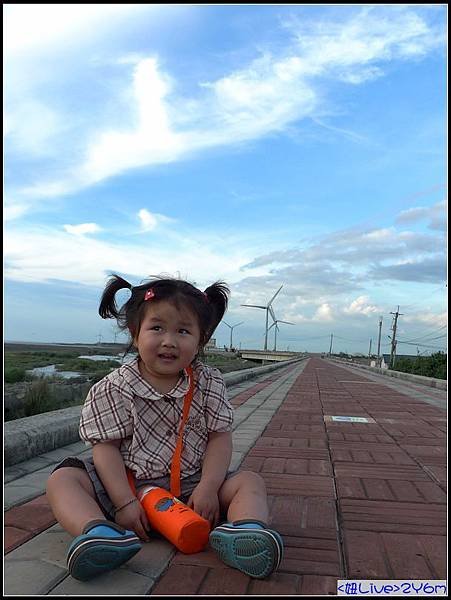 第一次看到風力發電機的妞，一直說有大風車！.jpg