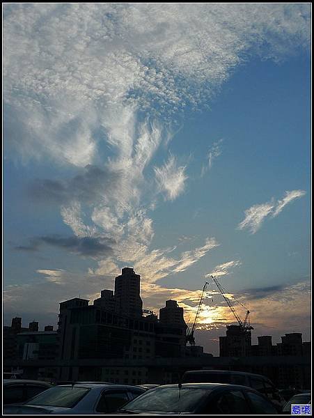 100.06.22 夕陽-停車場,小小火燒雲.jpg