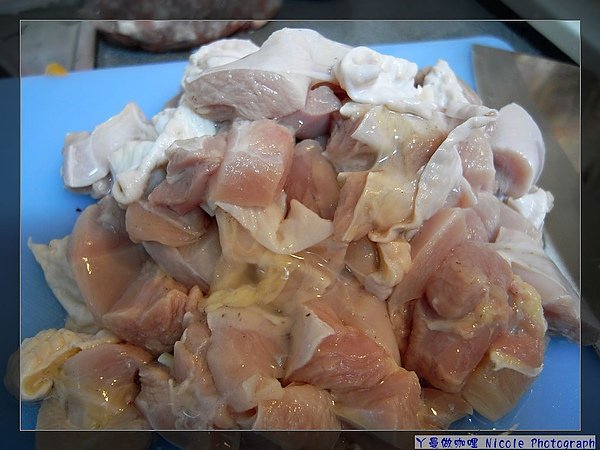 去骨雞腿肉... 將較油的皮脂去除中.jpg