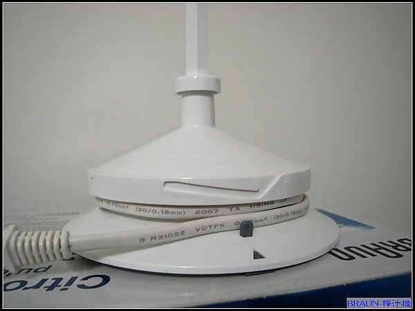 貼心的電源線收納基座.jpg