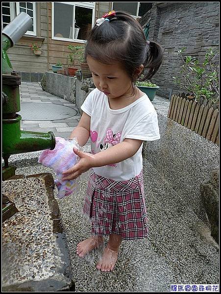 妞自己會洗毛巾.jpg