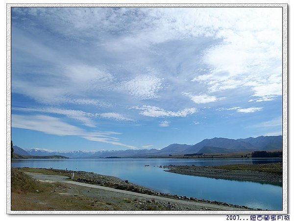 蒂卡波湖-延著湖邊慢走閒聊看風景.jpg