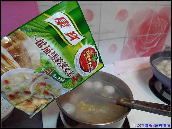 將蕃茄馬鈴薯口味濃湯加入玉米排骨湯內.jpg
