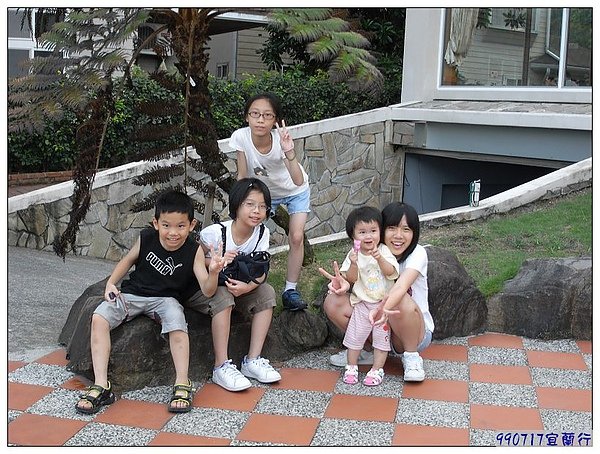 等待餐廳位置時，小朋友拍照留念中.jpg